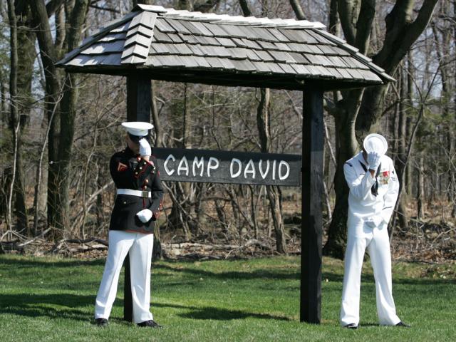Military personnel protect their covers during the arrival of President Lee Myung-bak of South Korea and Mrs. Kim Yoon-ok at Camp David, April 18, 2008, in Thurmont, Maryland. (P041808JB-0018)