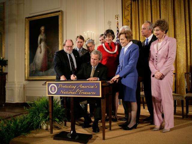 With Mrs. Laura Bush and guests looking on, President George W. Bush signs a proclamation to create the Northwestern Hawaiian Islands Marine National Monument at the ceremony, June 15, 2006, at the White House. (P061506ED-0524)