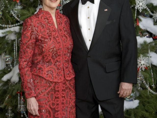 President George W. Bush and Mrs. Laura Bush pose for a holiday portrait in front the White House Christmas Tree Sunday, Dec. 3, 2006. White House photo by Eric Draper