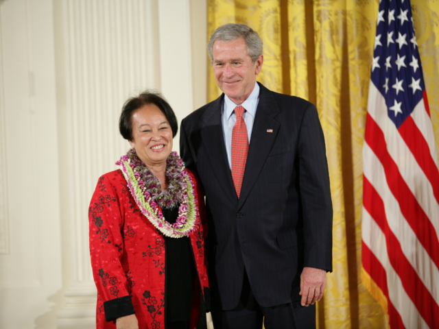 President Bush and  President’s Volunteer Service Award recipient Linda Uehara  